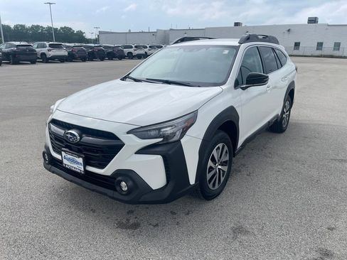 Used 2023 Subaru Outback Premium AWD/4WD image 1