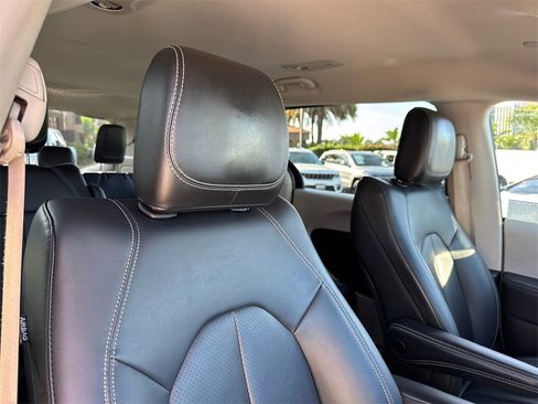 Used 2024 Chrysler Pacifica Select image 17