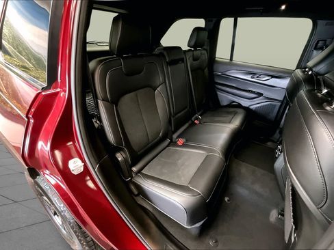 Used 2025 Jeep Grand Cherokee Altitude RWD image 19