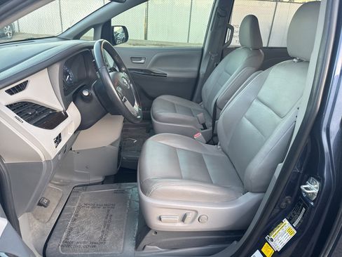 Used 2020 Toyota Sienna XLE w/ XLE Navigation Package image 8