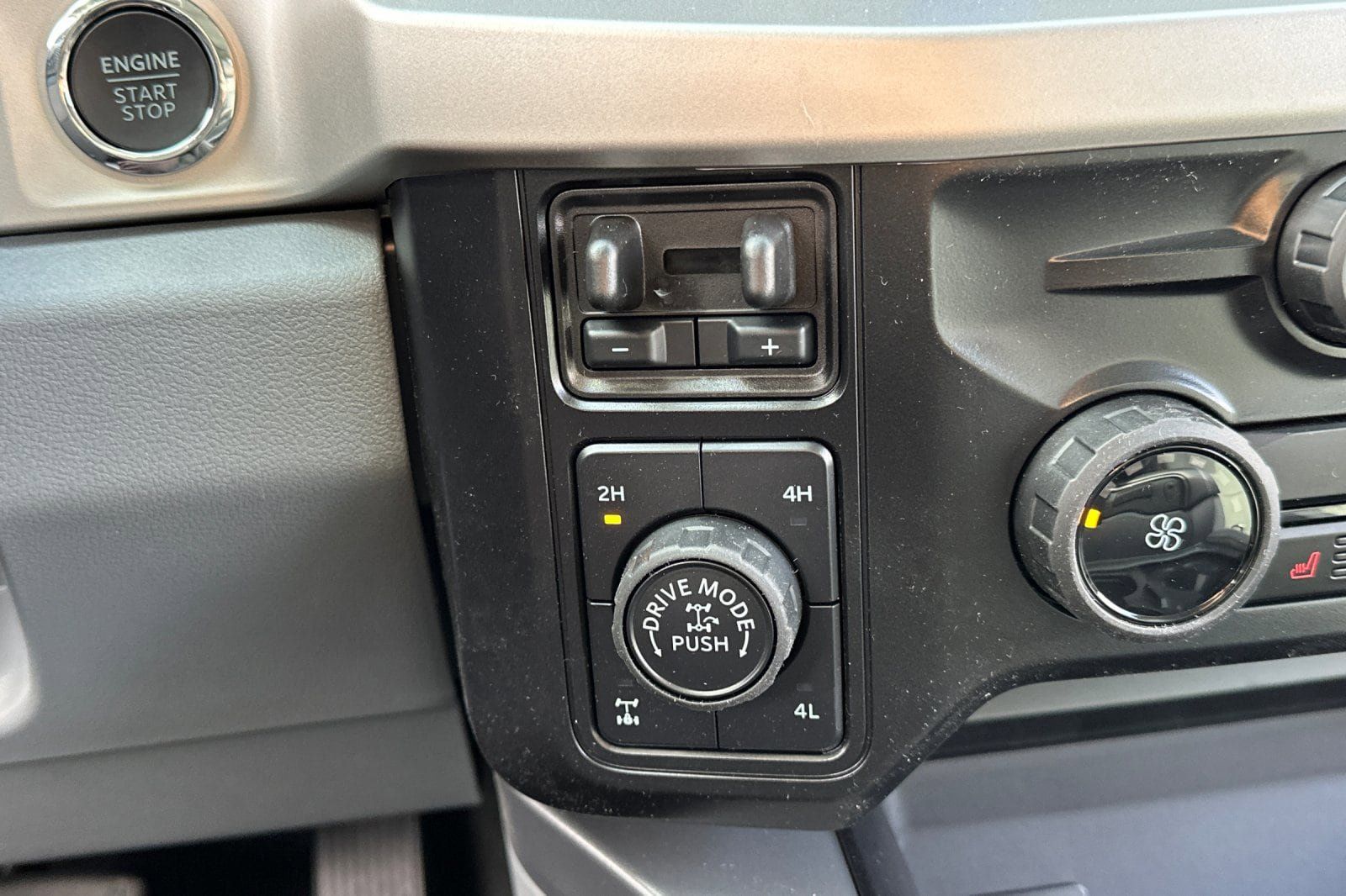 New 2026 Ford F350 XLT w/ XLT Premium Package AWD/4WD image 24