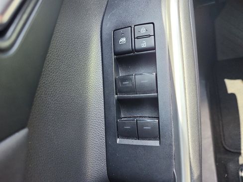 Used 2020 Toyota Highlander XLE AWD/4WD image 23