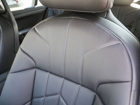 Used 2025 BMW 750e xDrive w/ Premium Package image 21