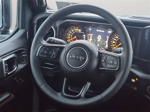 Used 2025 Jeep Gladiator Sport image 17