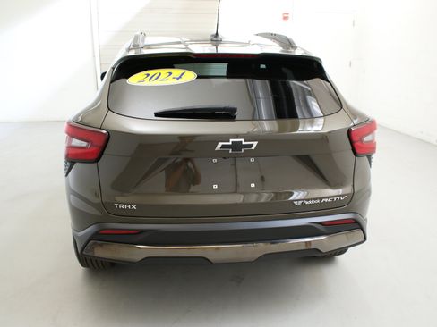 Used 2024 Chevrolet Trax ACTIV w/ Sunroof Package FWD image 8