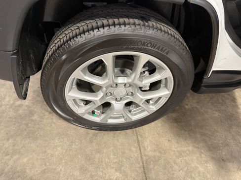 Used 2024 Jeep Compass Latitude image 13