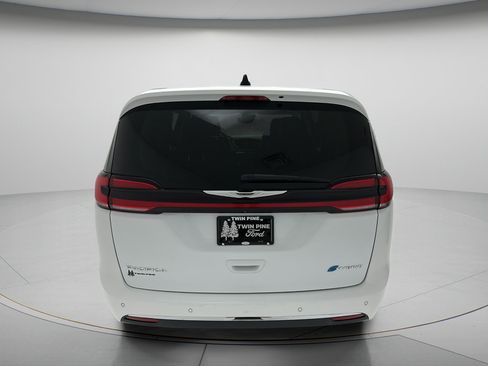 Used 2023 Chrysler Pacifica Touring-L FWD image 7