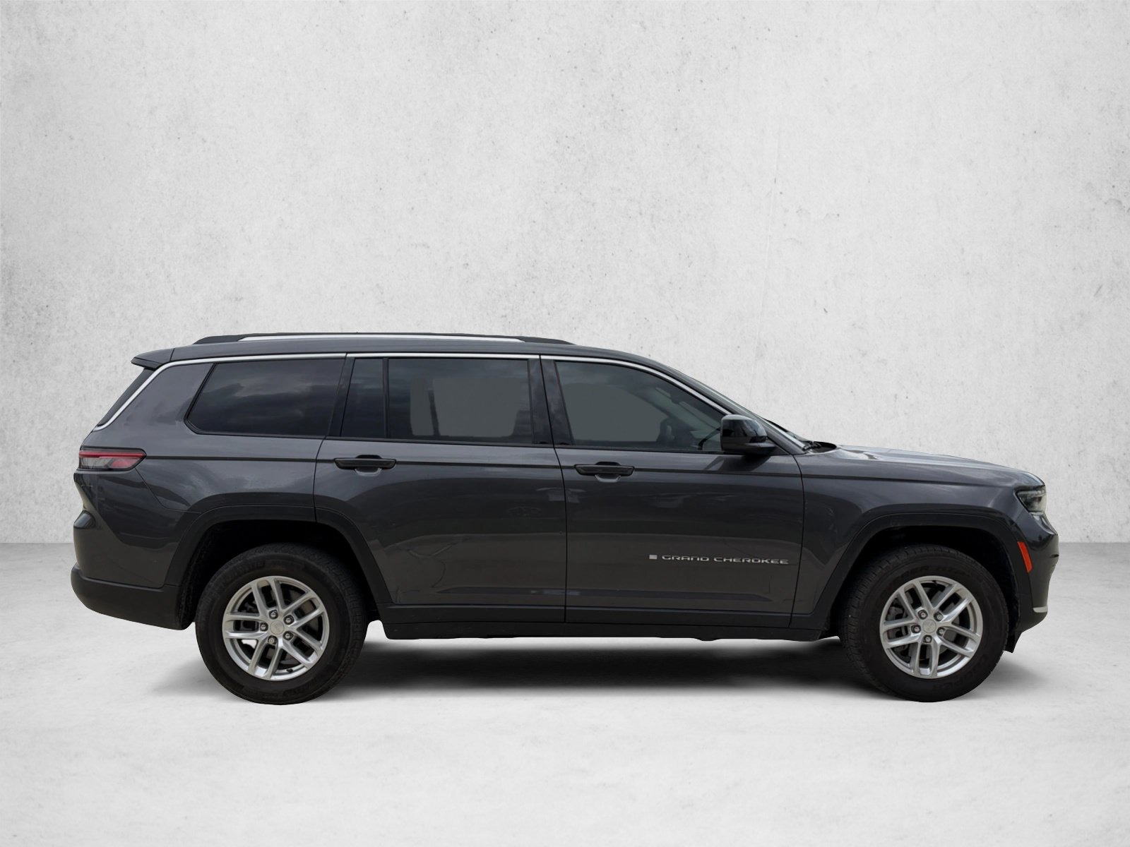 Used 2023 Jeep Grand Cherokee L Laredo RWD image 4