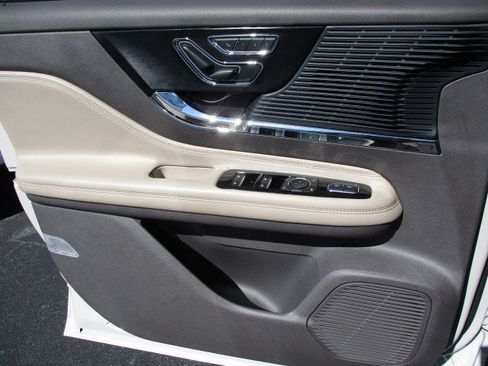 Used 2021 Lincoln Corsair FWD w/ Premium Package image 13