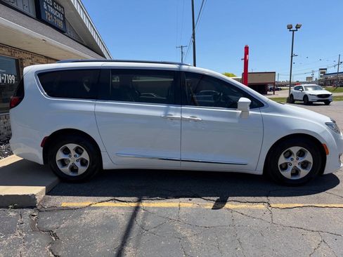 Used 2017 Chrysler Pacifica Touring-L Plus FWD image 2