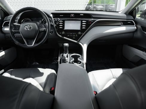 Used 2018 Toyota Camry XLE FWD image 8