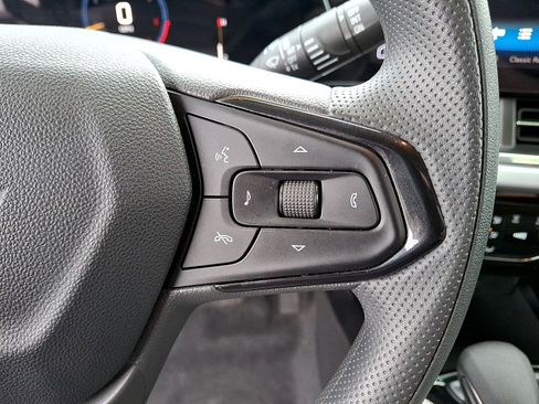 Used 2025 Chevrolet Trax LT FWD image 18