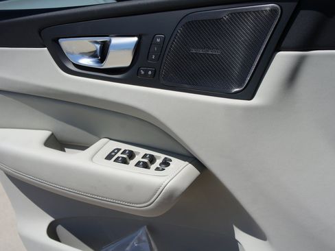 New 2026 Volvo XC60 B5 Ultra w/ Protection Package Premier image 17