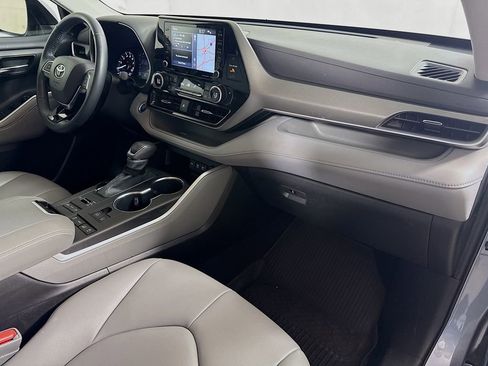 Certified 2021 Toyota Highlander XLE AWD/4WD image 30