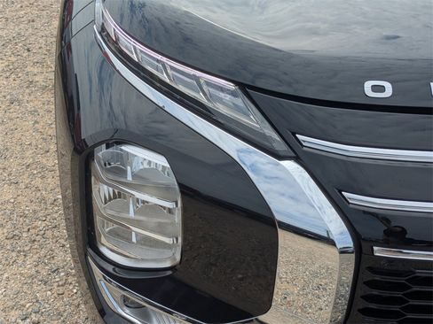 New 2025 Mitsubishi Outlander SE image 9