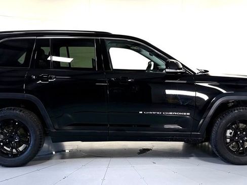 Used 2023 Jeep Grand Cherokee Limited w/ Luxury Tech Group II AWD/4WD image 3