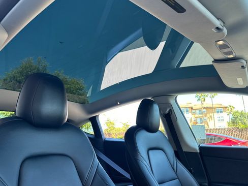 Used 2022 Tesla Model Y Long Range AWD/4WD image 18