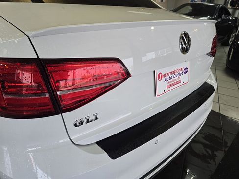 Used 2017 Volkswagen Jetta GLI FWD image 30