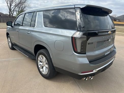 Used 2025 Chevrolet Suburban Premier image 3