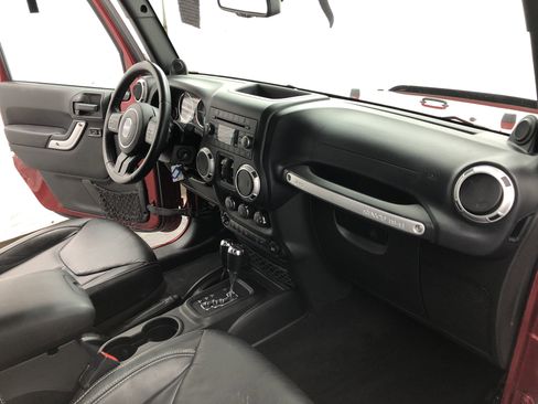 Used 2013 Jeep Wrangler Unlimited Sahara image 13