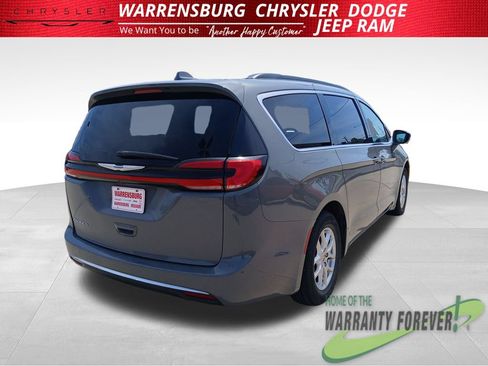 Used 2022 Chrysler Pacifica Touring-L FWD image 4