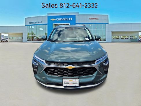 Used 2025 Chevrolet Trax LT FWD image 2