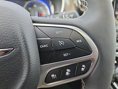 Used 2025 Chrysler Pacifica Select image 19