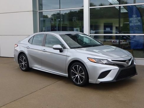 Used 2018 Toyota Camry SE FWD image 2