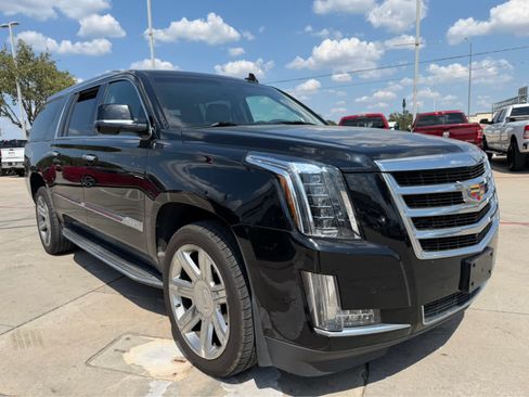 Used 2017 Cadillac Escalade ESV Luxury AWD/4WD image 4