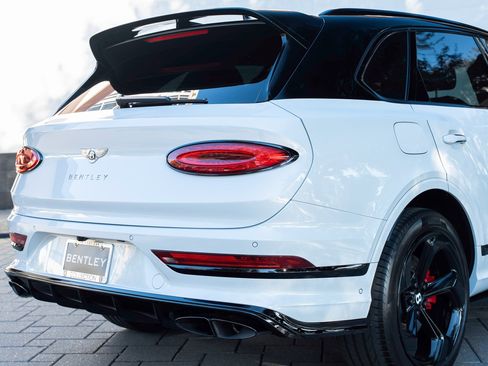Used 2023 Bentley Bentayga image 49