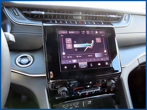 New 2025 Jeep Grand Cherokee Altitude image 17