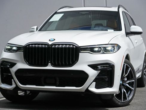 Used 2022 BMW X7 xDrive40i w/ M Sport Package AWD/4WD image 3