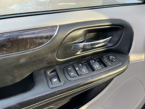 Used 2016 Chrysler Town & Country Touring image 17
