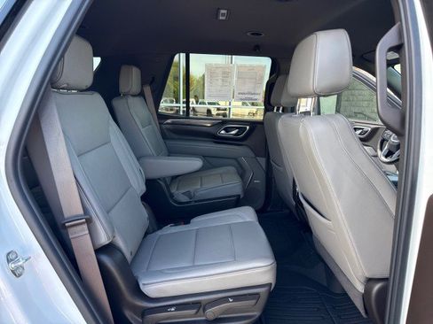 Used 2024 GMC Yukon SLT w/ SLT Luxury Package AWD/4WD image 29