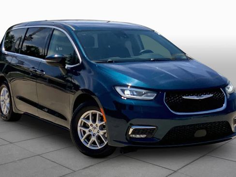 Used 2023 Chrysler Pacifica Touring-L FWD image 3