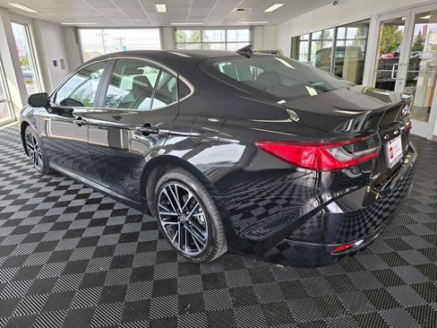 Used 2025 Toyota Camry XLE FWD image 5