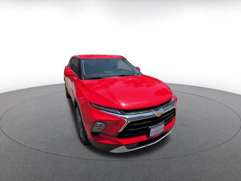 Used 2025 Chevrolet Blazer LT FWD image 3