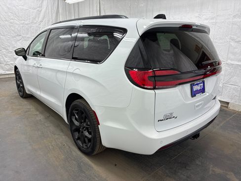 Used 2024 Chrysler Pacifica Limited w/ Uconnect Theater Family Group AWD/4WD image 6