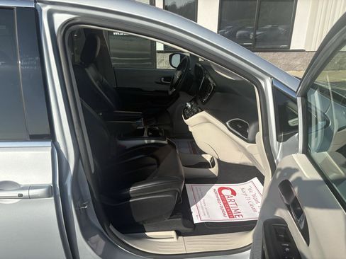 Used 2023 Chrysler Pacifica Touring-L FWD image 13