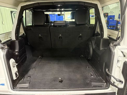 Used 2022 Jeep Wrangler Unlimited Sahara image 19
