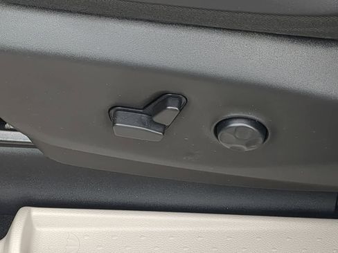 Used 2023 Chrysler Pacifica Touring-L FWD image 17