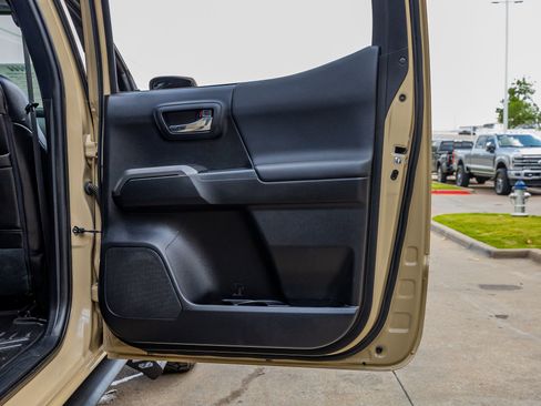 Used 2019 Toyota Tacoma TRD Off-Road image 40