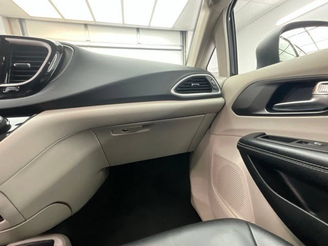 Used 2023 Chrysler Pacifica Touring-L FWD image 10