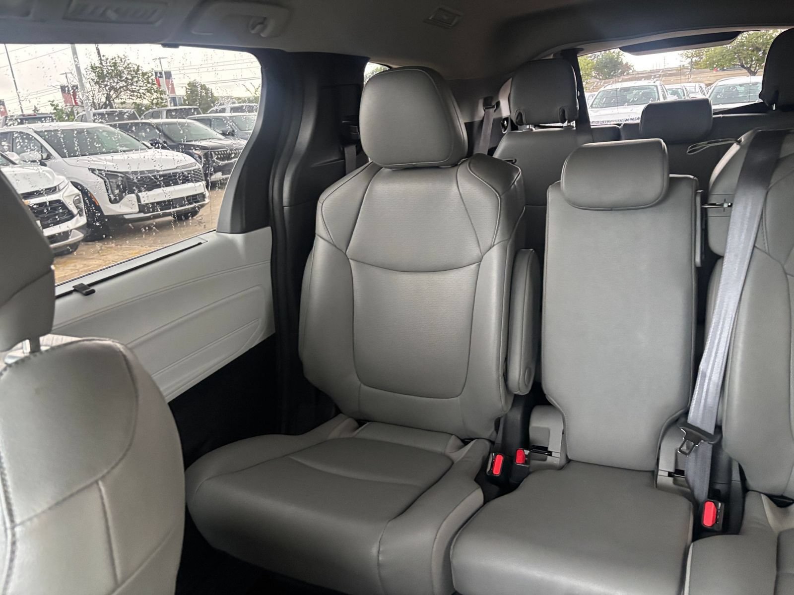 Used 2025 Toyota Sienna XLE FWD image 41