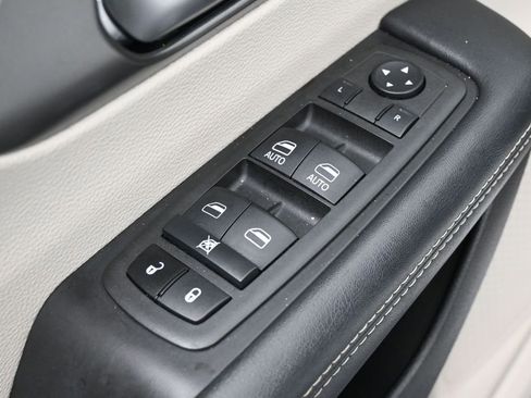 Used 2022 Chrysler Pacifica Touring-L FWD image 14