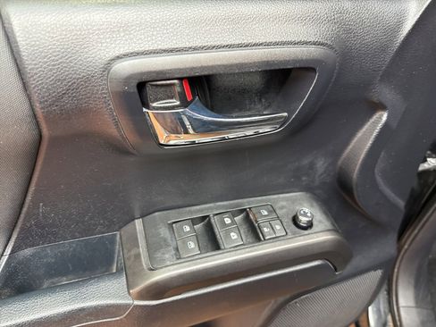 Used 2017 Toyota Tacoma TRD Sport image 21