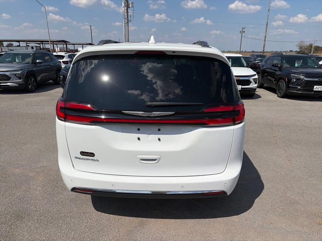 Used 2021 Chrysler Pacifica Touring-L w/ Uconnect Theater Family Group FWD image 5