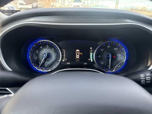 Used 2024 Chrysler Pacifica Touring-L FWD image 32