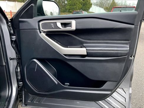 Used 2022 Ford Explorer XLT w/ Equipment Group 202A image 12