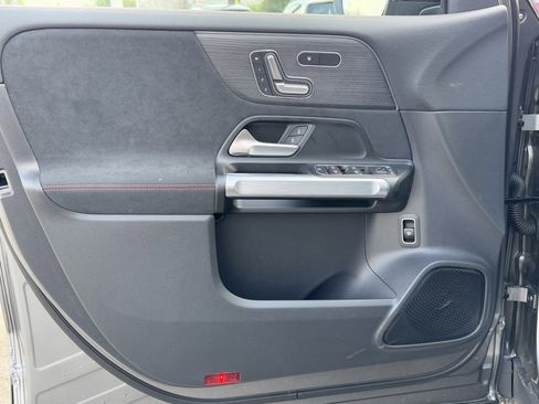 Used 2024 Mercedes-Benz EQB 300 4MATIC image 17